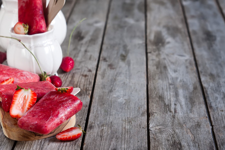 Strawberry homemade ice pops - with fresh ripe berries. Copy space background.の写真素材
