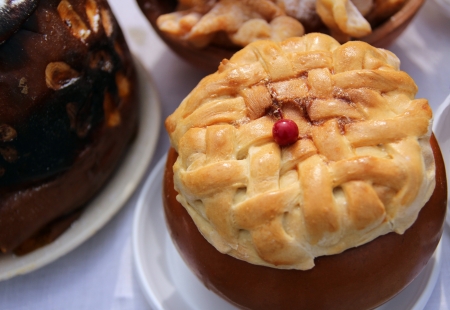 Meal in a clay pot with cover from wattled dough