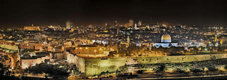 Panoramic night view of Temple Mount from the Mount of Olives, Jerusalem, Israelの写真素材