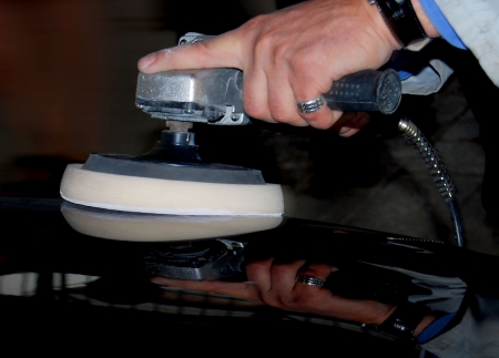 Polishing of a glossy black surface by the machine