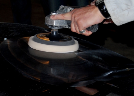 Polishing of a glossy black surface by the machine