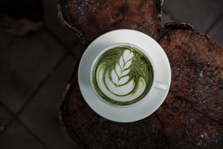 Matcha Tea Latte On Table backgruondの写真素材