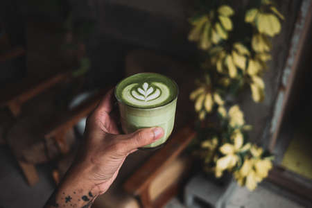 Matcha Tea Latte On Table backgruondの写真素材