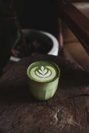 Matcha Tea Latte On Table backgruondの写真素材
