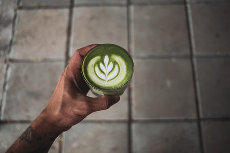 Matcha Tea Latte On Table backgruondの写真素材