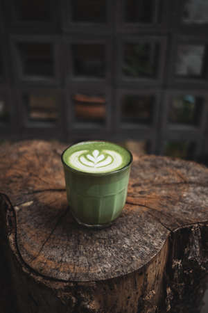 Matcha Tea Latte On Table backgruondの写真素材