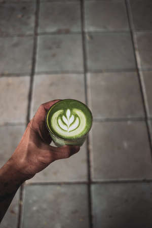 Matcha Tea Latte On Table backgruondの写真素材