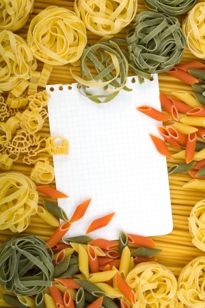 Note paper on various Italian pasta backgroundの写真素材