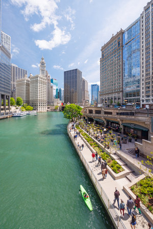 Chicago, Illinois, USA - May 25 2025: Chicago riverwalks on a sunny summer day with modern buildings and clear blue skyのeditorial素材
