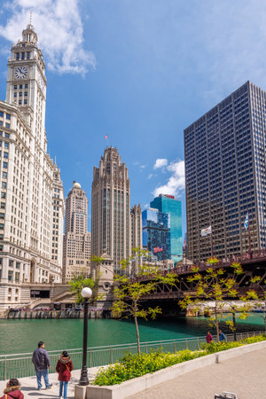 Chicago, Illinois, USA - May 25 2025: Chicago riverwalks on a sunny summer day with modern buildings and clear blue skyのeditorial素材