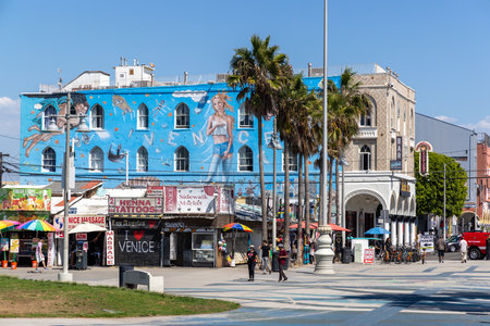 Los Angeles, California, United States - September 28 2022: A street in the Venice Beach area with typical coastal architecture, palm trees and everyday city life in this famous Los Angeles neighborhood.のeditorial素材