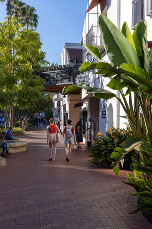 Santa Barbara, California, United States - September 29 2022: Cozy and sunny streets of Santa Barbara with Spanish style architecture, palm trees and a relaxed coastal atmosphere.のeditorial素材