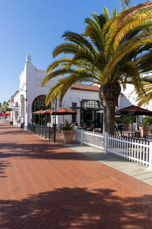 Santa Barbara, California, United States - September 29 2022: Cozy and sunny streets of Santa Barbara with Spanish style architecture, palm trees and a relaxed coastal atmosphere.のeditorial素材