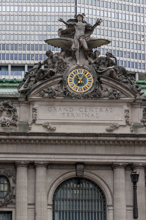 New York City, New York, United States - October 13 2022: Streets near Grand Central Station with busy traffic, pedestrians and classic Manhattan architecture during a typical city dayのeditorial素材