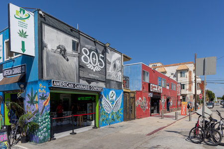 Los Angeles, California, United States - September 28 2022: A street in the Venice Beach area with typical coastal architecture, palm trees and everyday city life in this famous Los Angeles neighborhood.のeditorial素材