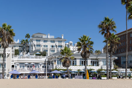 Los Angeles, California, United States - October 01 2022: Beaches and coastal area of Los Angeles with sandy shore, ocean waves and people enjoying a sunny day by the Pacific Ocean.のeditorial素材