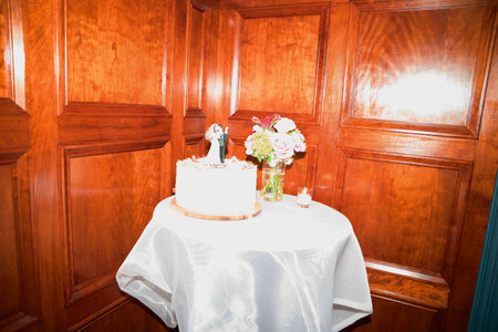 Wedding cake on the table in the interior of the roomの写真素材