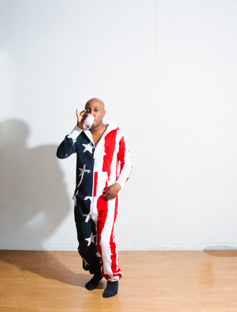 African american man with american flag on the wall in roomの写真素材