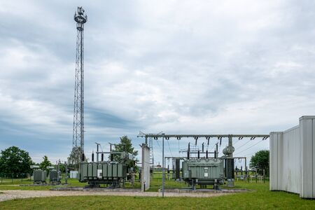 Ein Umspannwerk ist Teil des elektrischen Versorgungsnetzes eines Energieversorgungsunternehmens und dient der Verbindung unterschiedlicher Spannungsebenenの写真素材