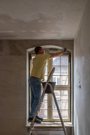 a craftsman plastering a lintel with mortar on a building site
の写真素材