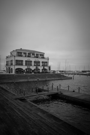 directly at the harbor of WarnemÃ¼nde is the luxury hotel Hohe DÃ¼neのeditorial素材