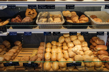 Freshly baked bread rolls lie in the display of a bakeryの写真素材