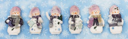 Six snowmen on snowflake background making a banner, snowman bannerの写真素材