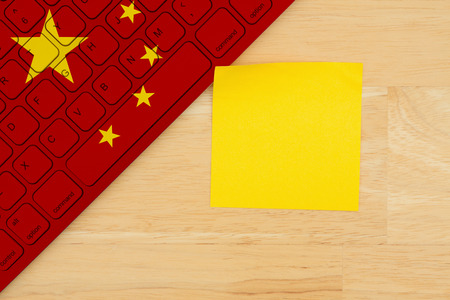 Chinese flag keyboard with a blank a sticky note for your messageの写真素材