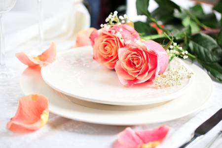 Table setting for valentines day with roses Text in German Valentinsday DATEの写真素材