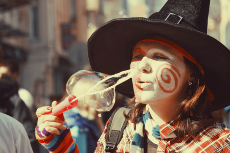 girl in black hat is inflating the bubbleのeditorial素材