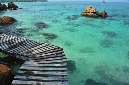 Clear Water Beach with Wooden Walkwayの写真素材