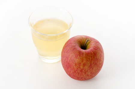 apple with glass of apple juice on white backgroundの写真素材
