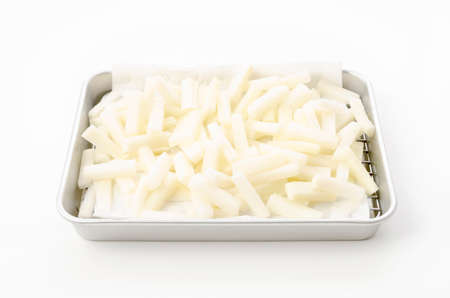 Slice the Japanese radish and dry