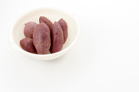 purple yam in white plastic colanderの写真素材