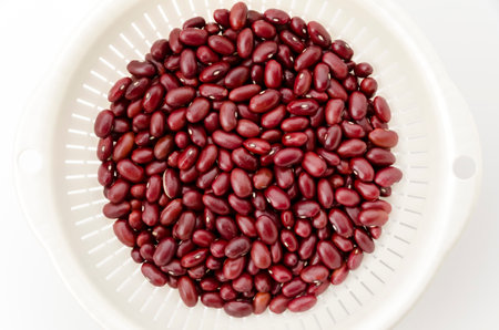 Red kidney beans in a white colanderの写真素材