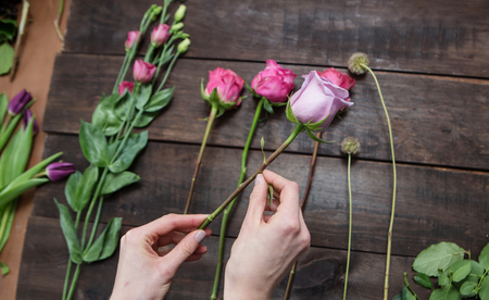 flowers on the florist's table in flowershopの写真素材