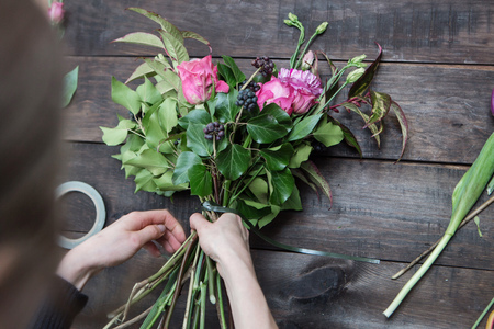 flowers on the florist's table in flowershopの写真素材