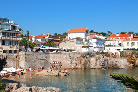 CASCAIS, PORTUGAL - SEPTEMBER 28, 2015: Cascais beach, popular touristic destination near Lisbonのeditorial素材
