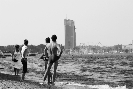 GDYNIA, POLAND- JULY 4,2009: People watch the new building のeditorial素材