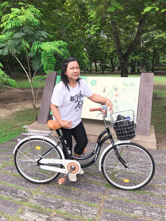 SAMUTPRAKARN, THAILAND â JUNE 4 2017 ; woman riding bicycle. JUNE 4 2017 SAMUTPRAKARN, THAILAND.のeditorial素材