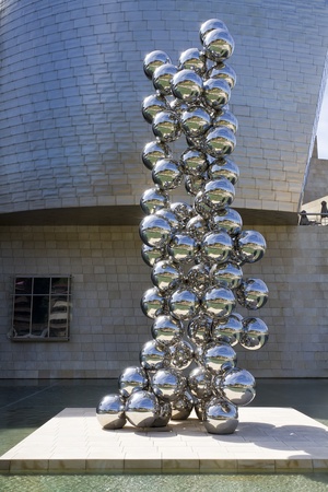 BILBAO, SPAIN - MAY 01  Sculpture 80 Balls Stainless steel, Indian artist Anish Kapoor, and located at the Guggenheim Museum Bilbao, Spain, on May 01, 2012  His name is  The big tree のeditorial素材