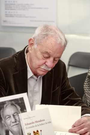 Barcelona, Spain - April 23, 2013: Eduardo Mendoza author,Signing his book, El enredo de la bolsa y la vida, National Day of the Book  the Book Sant Jordi in Barcelona April 23, 2013のeditorial素材