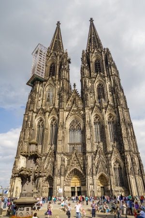 COLOGNE, GERMANY - AOGUST8: people enjoy the view to the dome on August 8, 2013 in Cologne, Germany. It is Germanys most visited landmark attracting ca. 20000 people a day. のeditorial素材