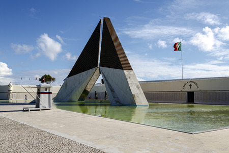 Lisbon, Portugal - March 19 , 2016: War Memorial on the banks of the River Tagus in Lisbon, capital of Portugal. Obelisk reflected in the smooth water of the poolのeditorial素材