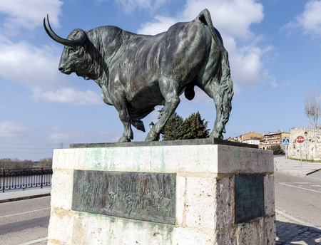 Tordesillas, Spain - March 21, 2016: Monument to Toro de la Vega, medieval bullfighting event, held in the Spanish town of Tordesillas, declared feast of tourist interest in traditional bullfighting 1980のeditorial素材