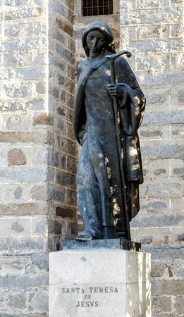 Avila, Spain - April 18, 2014: Sculpture of St. Teresa of Jesus in Avila, bronze at the gates of the monastery of the Incarnation. Spainのeditorial素材