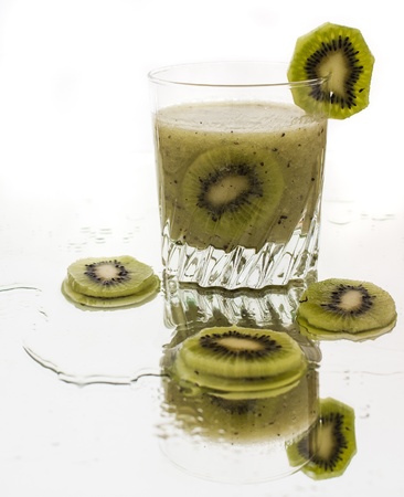 fresh kiwi juice isolated on white close upの写真素材