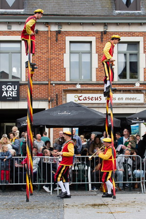 LENNIK, BELGIUM - SEP 10, 2017: A parade of stilt walkers for the 25th anniversary of the monument Prins at the market in Lennik. on Sep 10, 2017.のeditorial素材
