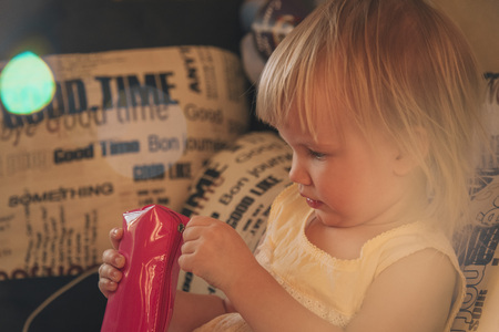 Little girl playing in gadgetの写真素材