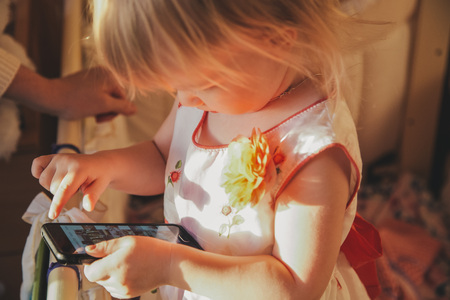 Little girl playing in gadgetの写真素材